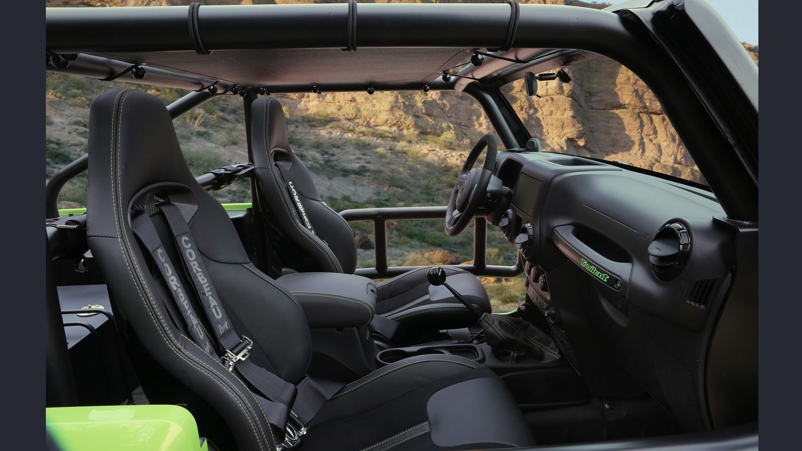 Οι μηχανικοί της Jeep ξεχείλωσαν το μεταξόνιο του Wrangler κατά 30 εκατοστά, ενώ έκοψαν 5 εκ. από το παρμπρίζ.