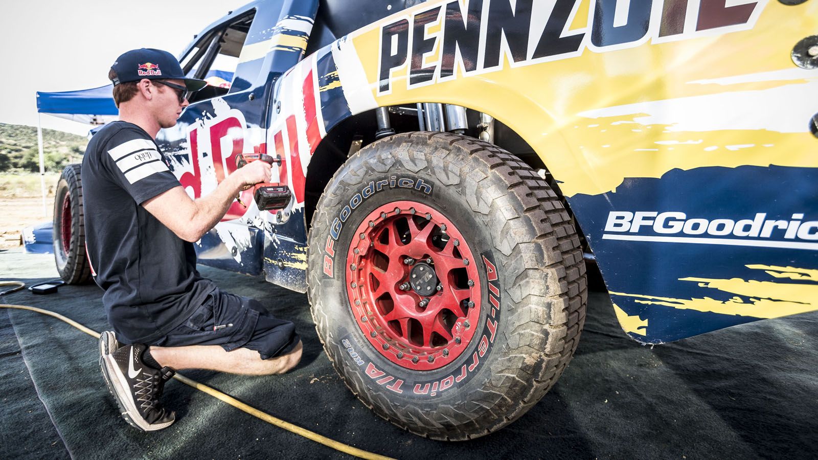 Τέσσερις μήνες πριν την τελική προσπάθεια, έκαναν δοκιμές κοντά στο Σαν Ντιέγκο, ώστε να βρουν τις κατάλληλες ρυθμίσεις για την ανάρτηση, ενώ τέσταραν