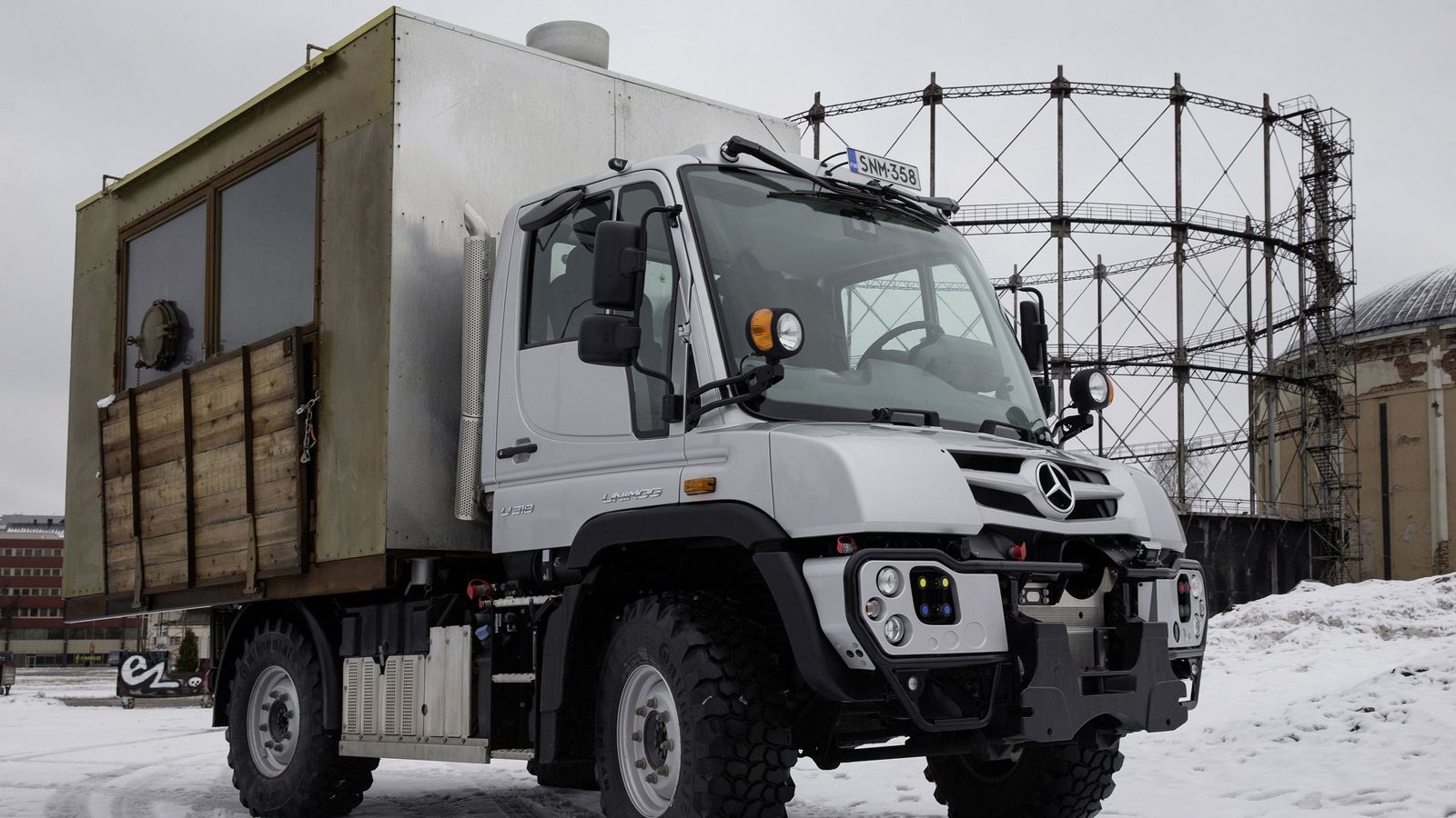 Το ιδιαίτερο αυτό Unimog U 318 χρησιμοποιείται σε διάφορες εκδηλώσεις, πολλές από τις οποίες πραγματοποιούνται σε δυσπρόσιτες τοποθεσίες.