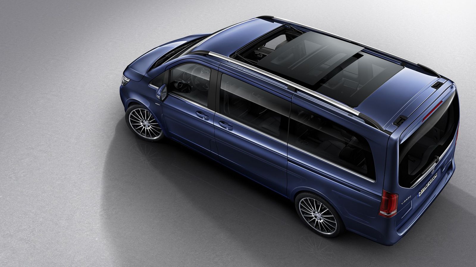 Εξωτερικά, η Mercedes V-Class EXCLUSIVE ξεχωρίζει από τη γυάλινη πανοραμική οροφή που ανοίγει, αλλά και τους τροχούς των 19 ιντσών.