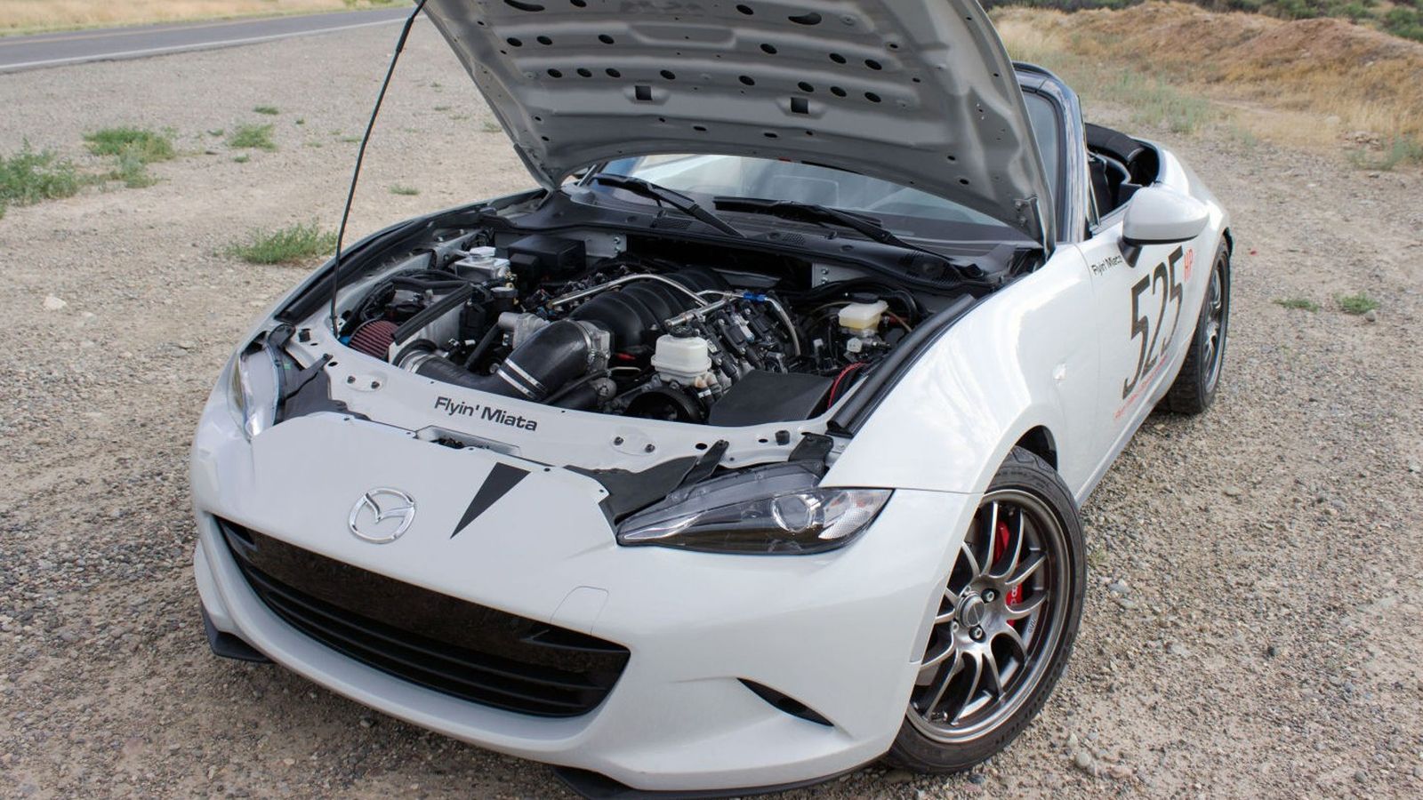 Οι άνθρωποι της Flyin` Miata έδιωξαν τον κινητήρα 2.0 SKYACTIV-G της Mazda και κατάφεραν να στριμώξουν κάτω από τον καπό του ΜΧ-5 το LS3 V8 σύνολο της
