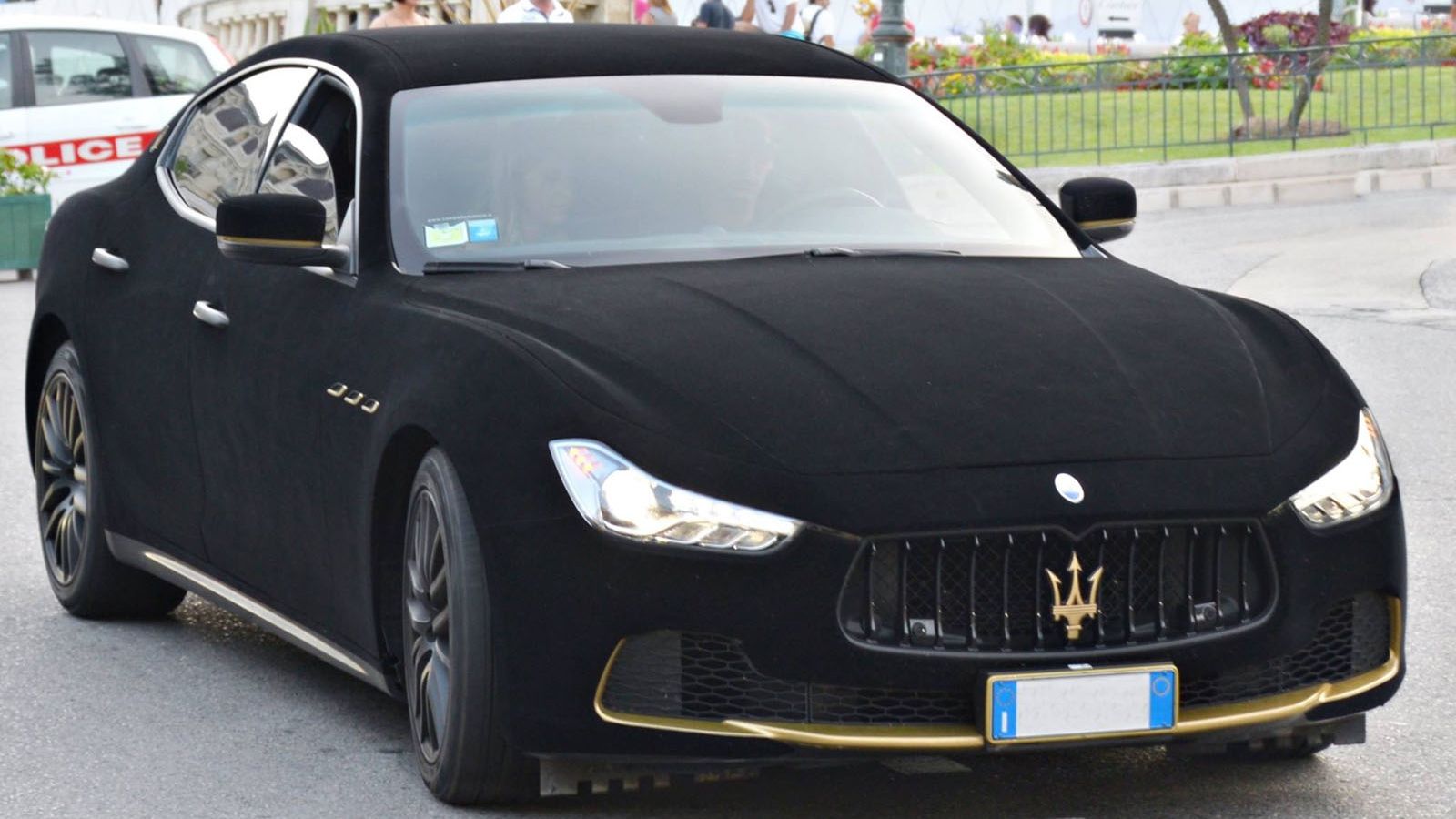 Ο ιδιοκτήτης μιας Maserati Ghibli αποφάσισε να την ντύσει εξολοκλήρου με μαύρο βελούδο.