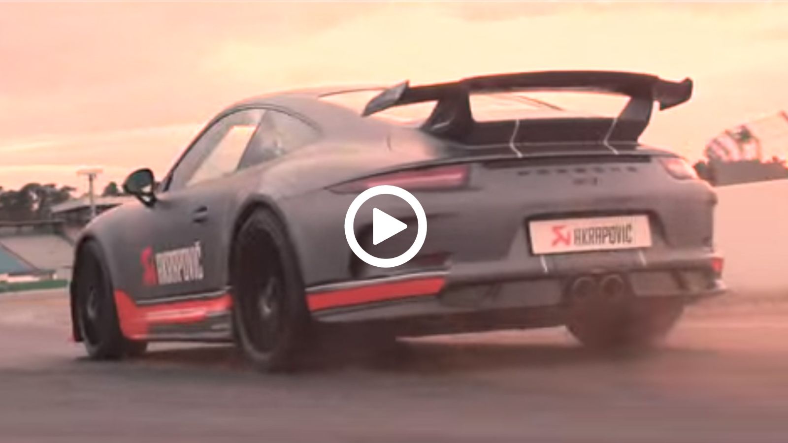 Με εξάτμιση Akrapovic