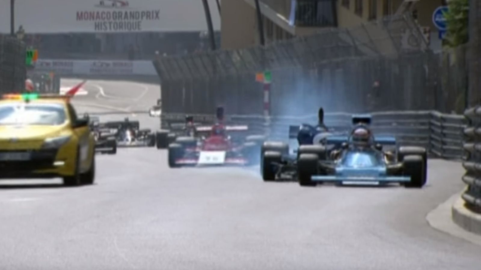Δυο κατεστραμμένα μονοθέσια είναι ο απολογισμός του Grand Prix ιστορικών μονοθεσίων, που πραγματοποιήθηκε στην πίστα του Μονακό. Το ένα πήγε από οδηγι