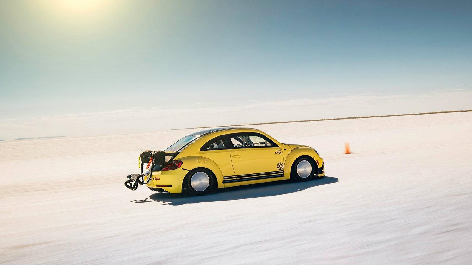 Κάτω από το καπό του Beetle βρίσκεται ο TSI τετρακύλινδρος υπερτροφοδοτούμενος βενζινοκινητήρας χωρητικότητας 2,0 λίτρων με απόδοση 543 ίππων ισχύος.