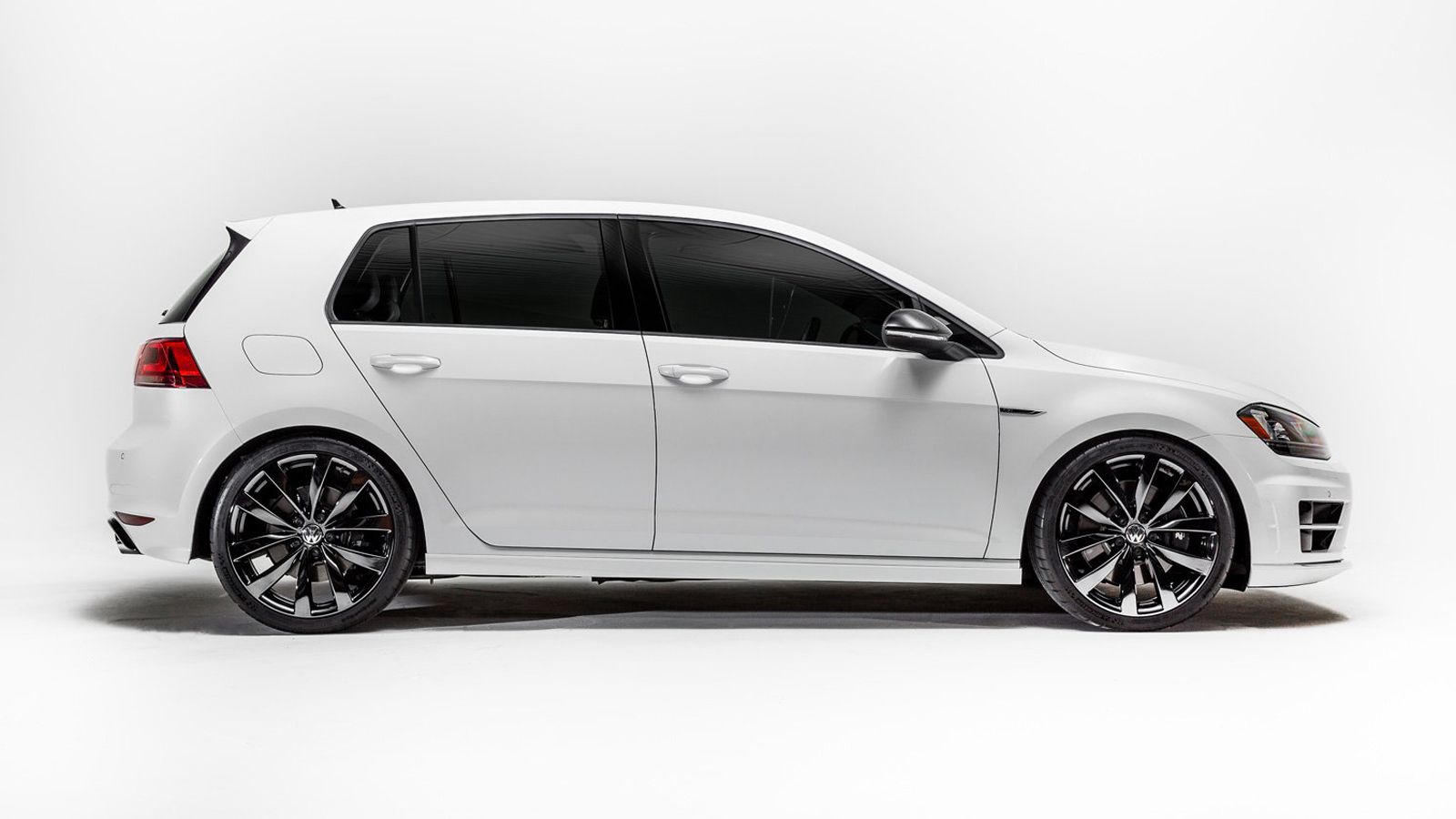 Το λευκό Golf R, δανείζεται στοιχεία από το Scirocco GT Black Edition, φέροντας μαύρη ματ οροφή. Αλλαγμένα είναι τα σπορ ελατήρια της ανάρτησης, ενώ ο
