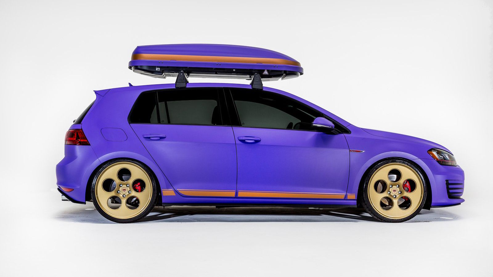 Το μοβ Golf GTI ξεχωρίζει από τις χρυσές λεπτομέρειες στο αμάξωμά του, ένα χρώμα που καλύπτει και τις 20άρες σφυρήλατες ζάντες της Vossen. Αντίστοιχης