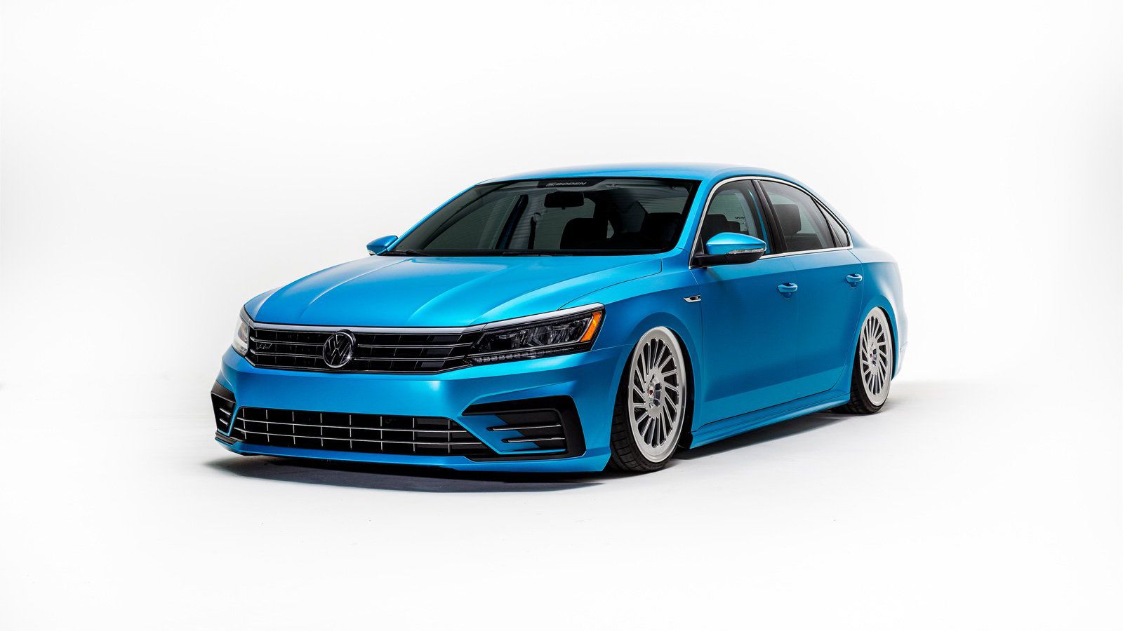 Το γαλάζιο Passat με τις 20άρες σφυρήλατες ζάντες Vossen LC-106T, εντυπωσιάζει με την αερανάρτηση AccuAir E-Level, αλλά και με το γεγονός πως ο χώρος 
