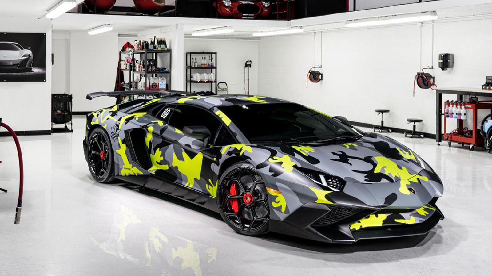 Δείτε την εκδοχή της Lamborghini Aventador LP-750 SV, που φορά ρούχα παραλλαγής σε μαύρο, γκρι και νέον.