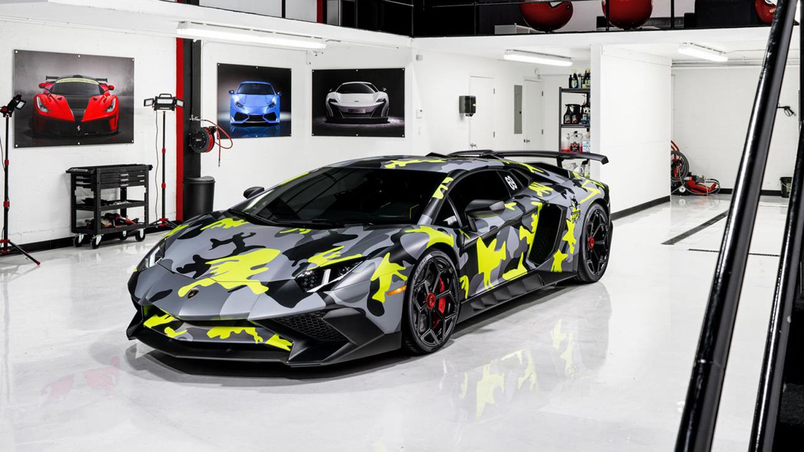 Η μορφή είναι το σημαντικότερο χαρακτηριστικό του οχήματος, με το περιτύλιγμα «Camouflage Bull» να έχει τοποθετηθεί από την εταιρεία Prestige Imports 