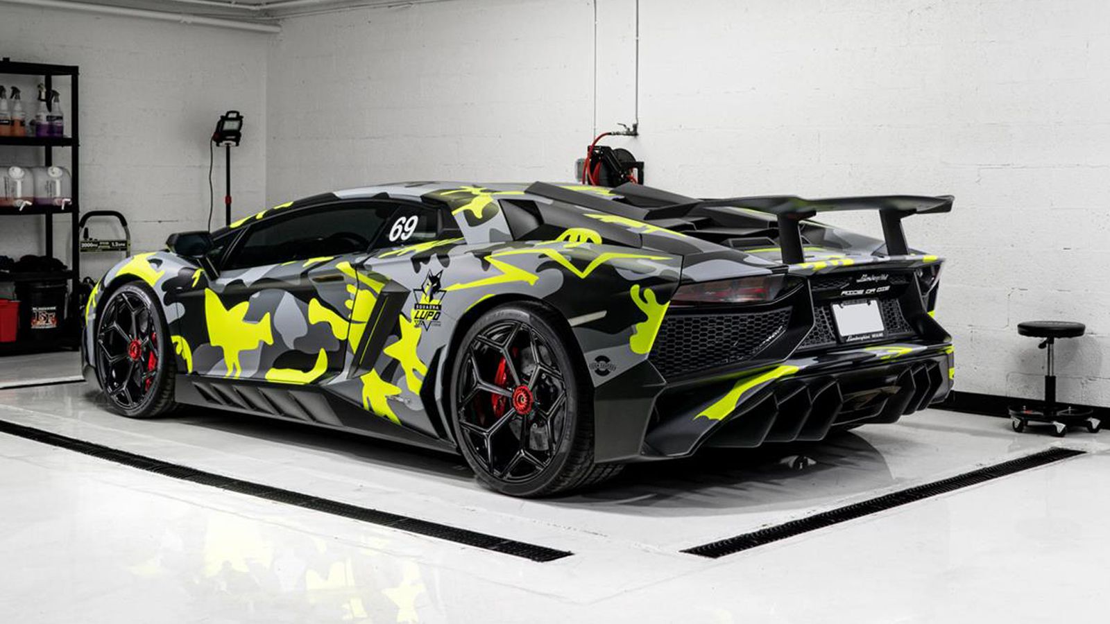 Διαθέτει το κιτ Torado της Novitec που αποτελείται από ένα εμπρόσθιο splitter δύο τμημάτων, πλευρικές και εμπρόσθιες εισαγωγές αέρα, αλλά και μία τερά