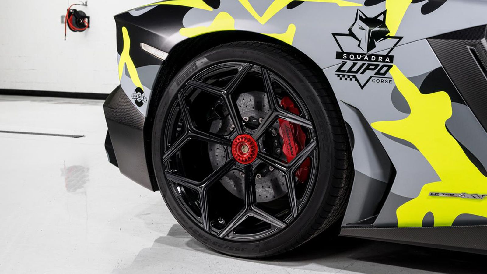 Οι μαύροι γυαλιστεροί τροχοί NV1 20x9 & 21x13, είναι της Vossen που αποτελεί επίσημο συνεργάτη της Novitec.