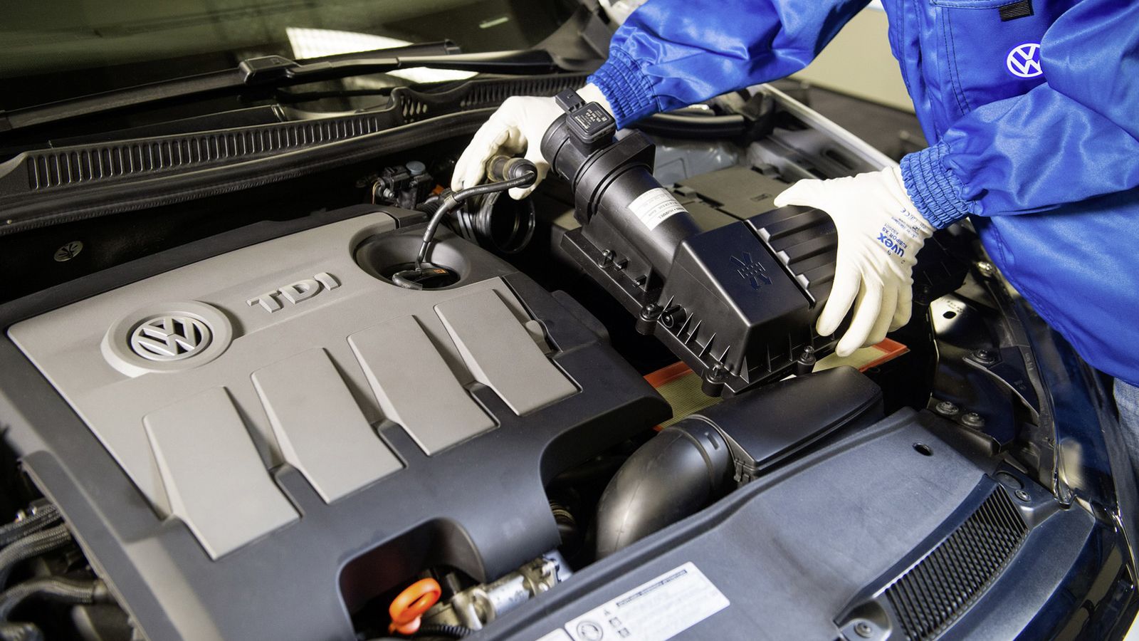 Σχεδόν 8,5 εκ. οχήματα της VW στην Ευρώπη υπολογίζεται πως διαθέτουν το παράνομο λογισμικό που κλέβει στα τεστ ρύπων. Μέχρι στιγμής, ούτε το 10% από τ