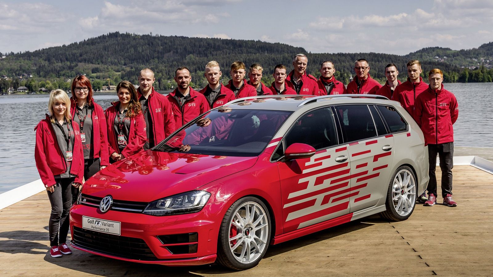 Το ένα και μοναδικό μοντέλο δημιουργήθηκε από μαθητευόμενους του εργοστασίου της Σαξονίας και έχει βαφτεί στο χέρι σε μία δίχρωμη απόχρωση σε κόκκινο 