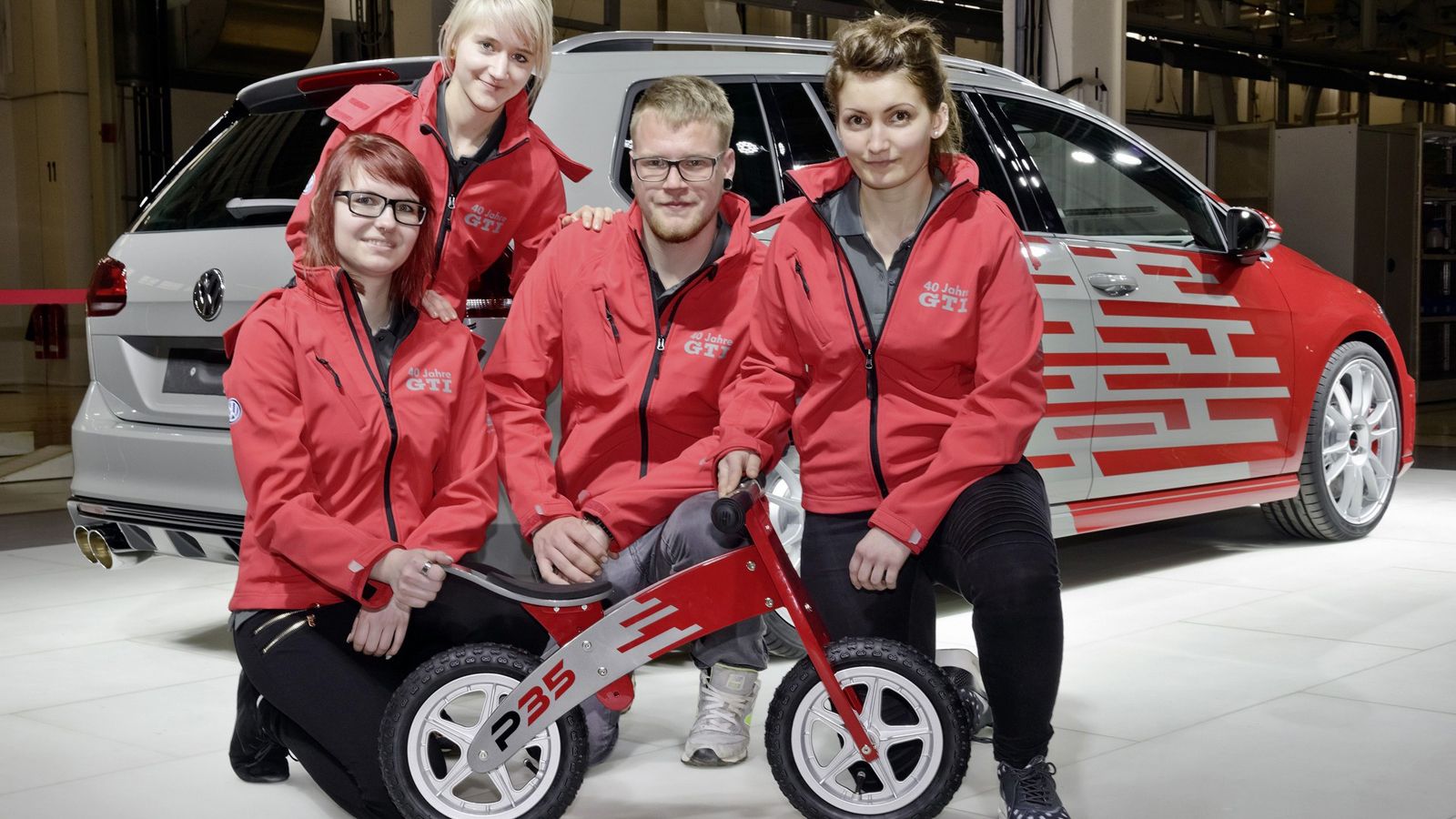 Κάτω από τον ηλεκτρικά ανοιγόμενο πάτο του πορτμπαγκάζ, υπάρχει ένα μοναδικό παιδικό ποδήλατο P 35, που διαθέτει ίδια απόχρωση με το concept.