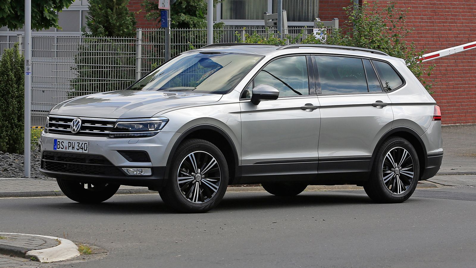 Δείτε το 7θέσιο Tiguan με μακρύ μεταξόνιο, που ετοιμάζει η VW για το 2017.