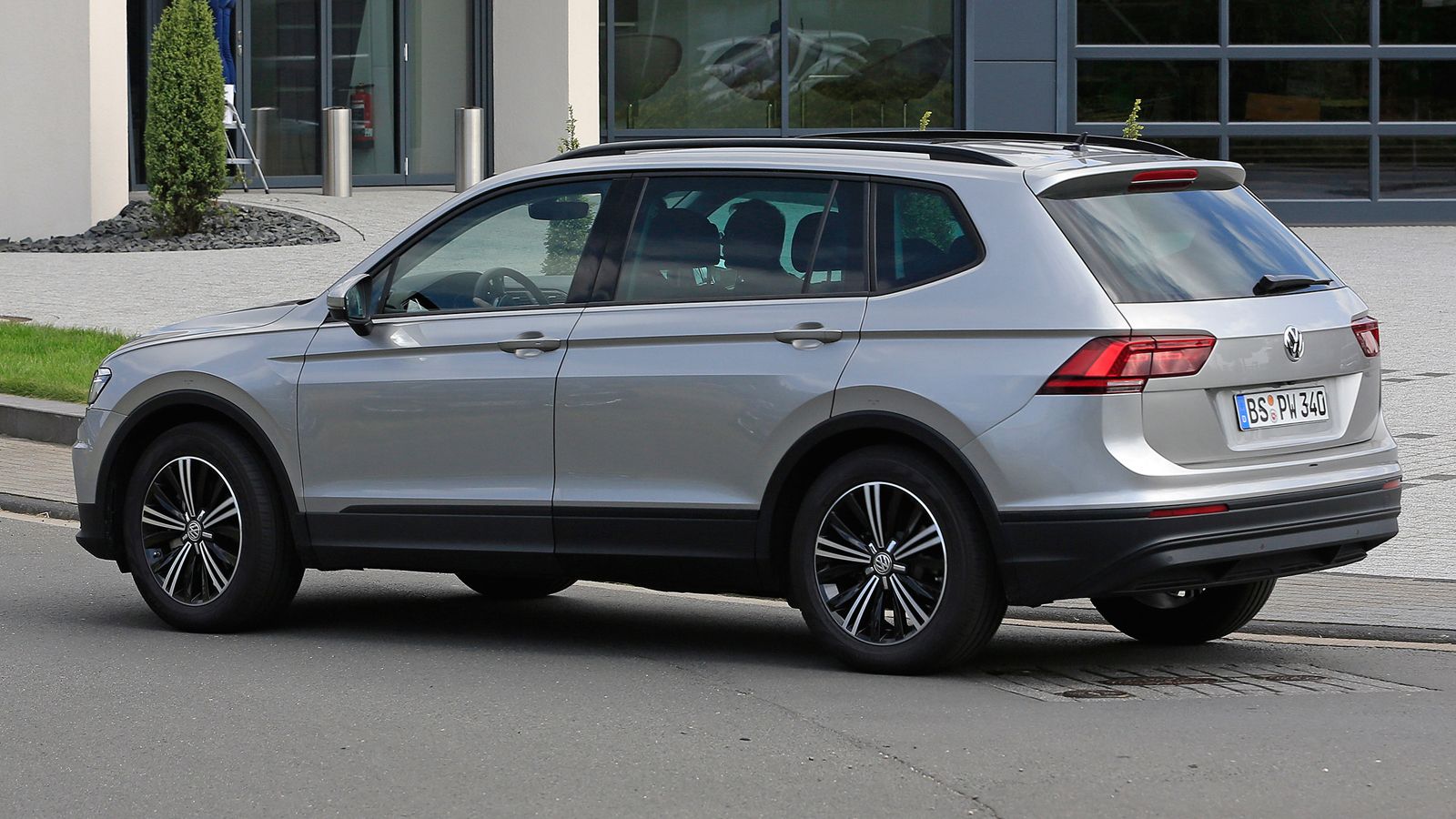 Tο 7θέσιο Tiguan θα πατάει σε μια μακρύτερη κατά 11 εκ. πλατφόρμα, προσφέροντας στην 5θέσια διαμόρφωσή του, περισσότερο χώρο για τα γόνατα των πίσω επ