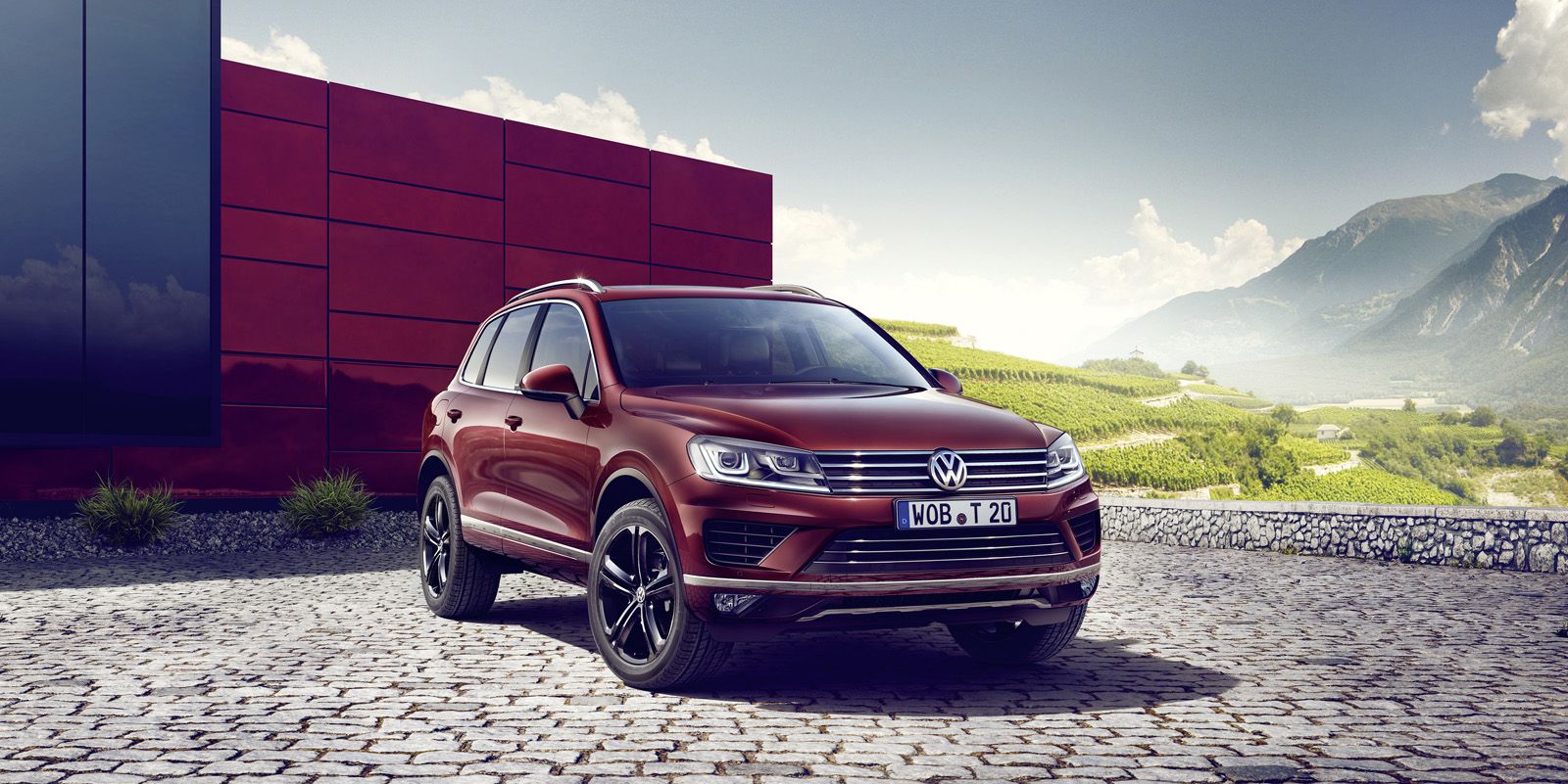 Η ειδική έκδοση «Executive Edition» του VW Touareg ξεχωρίζει από το κόκκινο «Malbec Red» χρώμα και τις μαύρες Mallory ζάντες αλουμινίου 20 ιντσών.