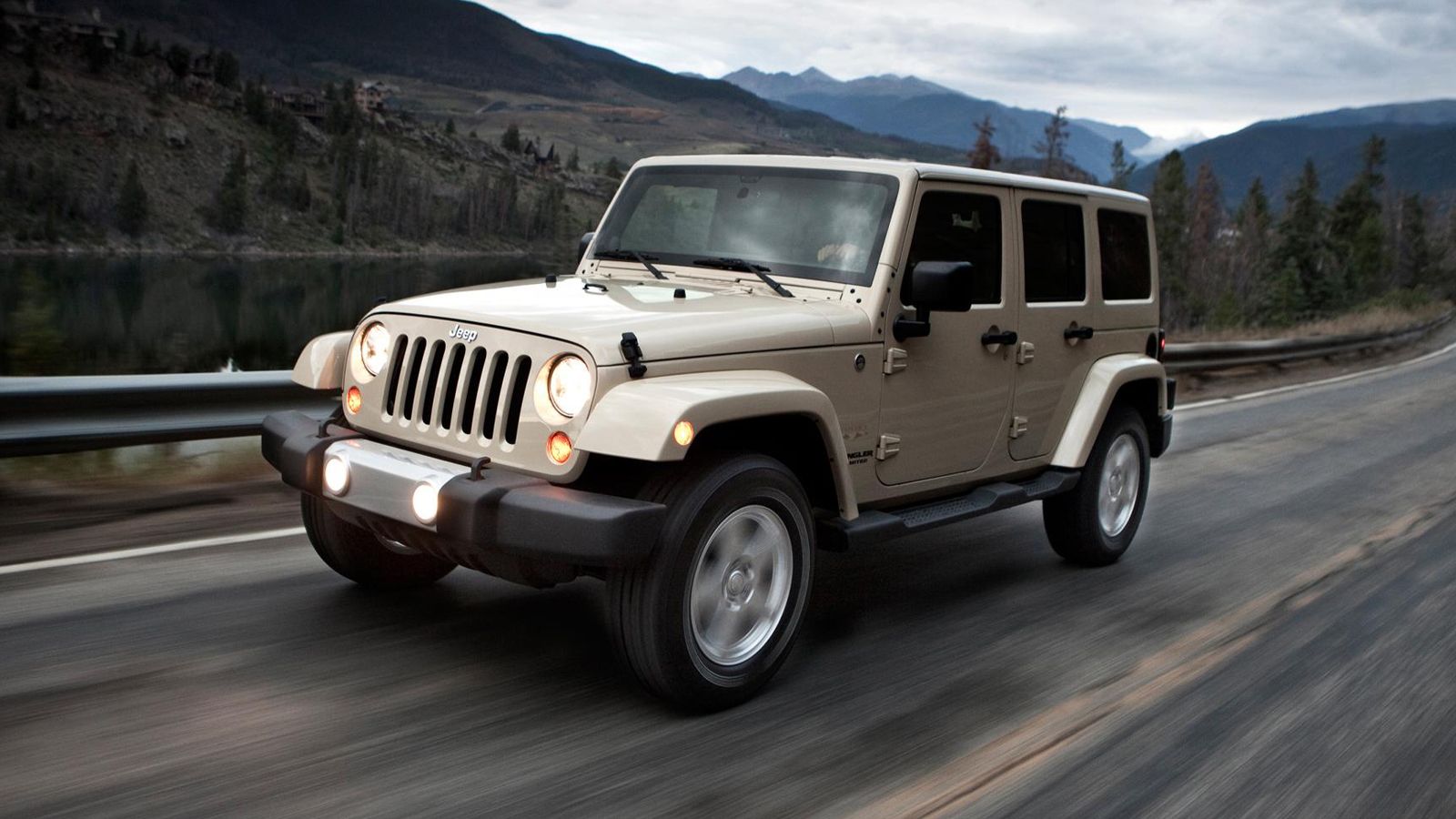 Στο νέο Jeep Wrangler (στη φωτό το υπάρχον) επιβεβαιώθηκε πως θα υπάρχουν νέοι -μικροί και μεσαίοι- συμβατικοί κινητήρες, αλλά και δύο υβριδικές εκδόσ