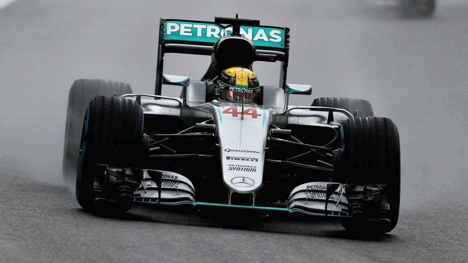 Ο Λουίς Χάμιλτον πήρε τη νίκη στη Βραζιλία, αλλά ο ομόσταβλός του στη Mercedes, Νίκο Ρόσμπεργκ, παρέμεινε το απόλυτο φαβορί για τον τίτλο, καταλαμβάνο
