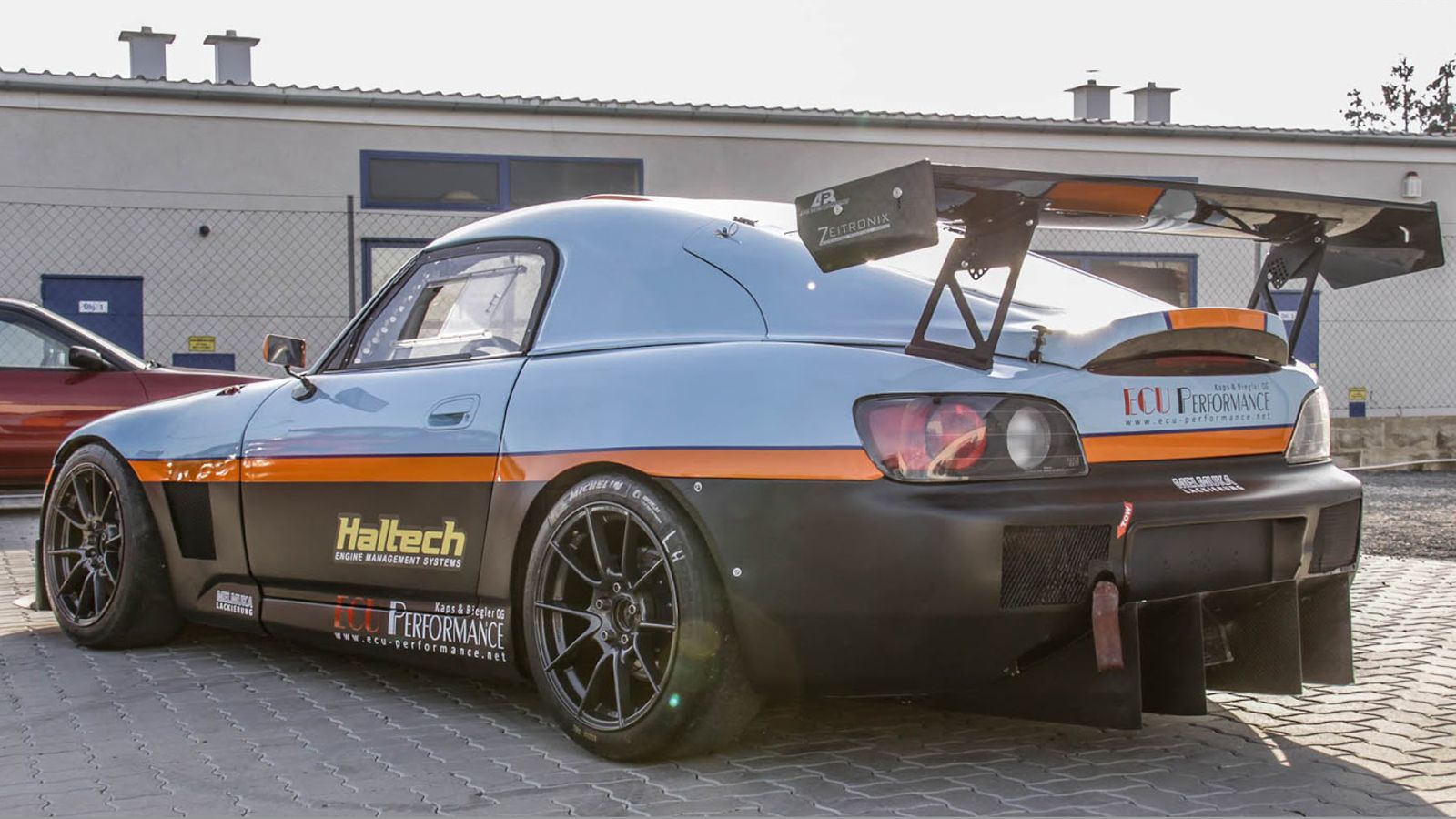 Στο πίσω μέρος έχει τοποθετηθεί ένας τεράστιος διαχύτης.