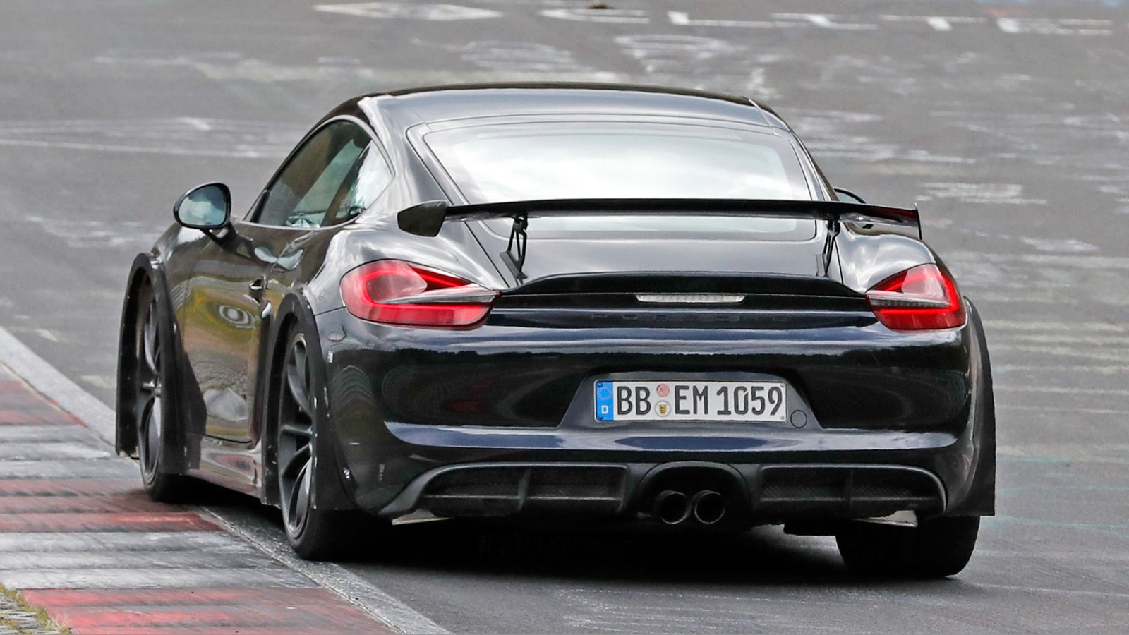 Στο πίσω μέρος η εξάτμιση είναι λίγο «άτσαλα» τοποθετημένη κάτι το οποίο δηλώνει ότι κατά πάσα πιθανότητα υπάρχει νέος κινητήρας κάτω από το κάλυμμα τ