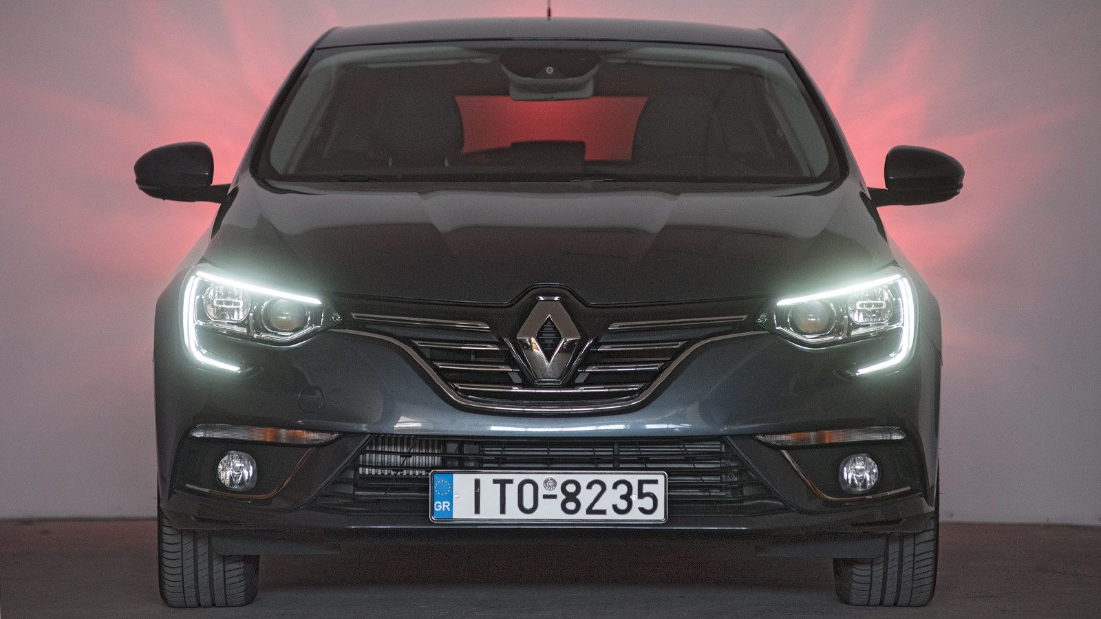 Το Renault Megane ξεχωρίζει περισσότερο τη νύχτα και λιγότερο την μέρα, παρόλο που και τότε είναι εντυπωσιακό. 