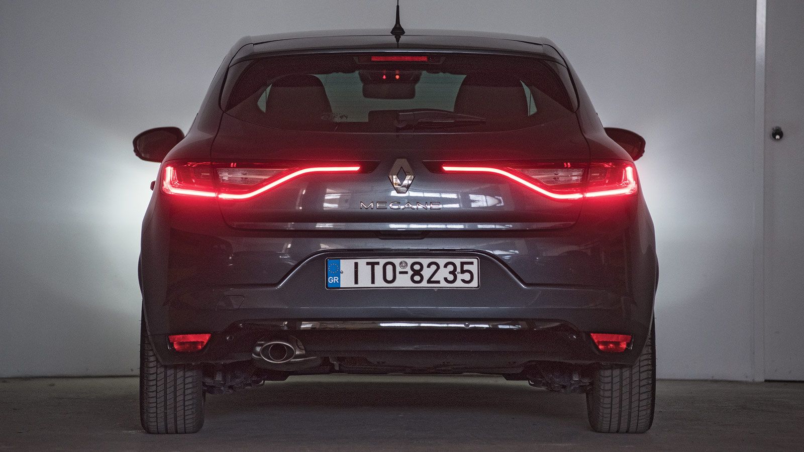 Το Renault Megane ξεχωρίζει περισσότερο τη νύχτα και λιγότερο την μέρα, παρόλο που και τότε είναι εντυπωσιακό. 