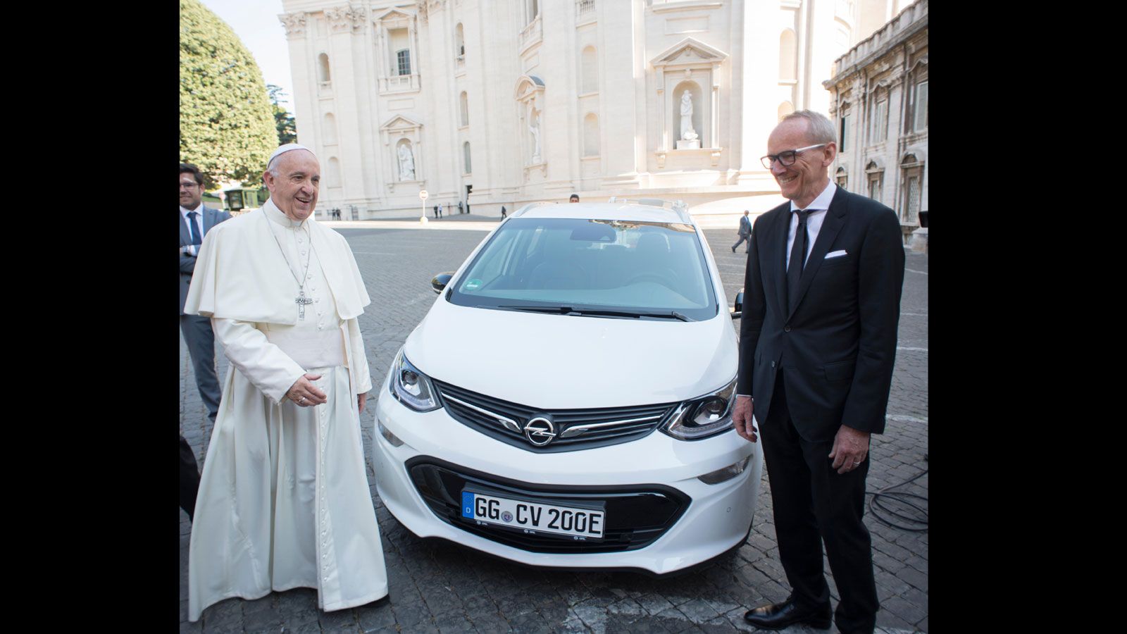 Στιγμιότυπο από την παράδοση του Opel Ampera-e στον Πάπα Φραγκίσκο.