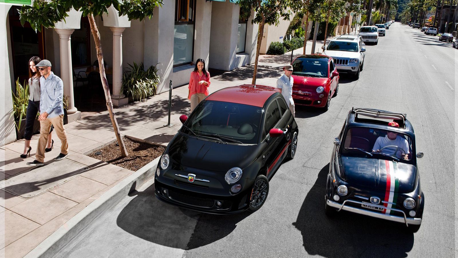 Το πακέτο που αφορά την έκδοση Abarth περιλαμβάνει οροφή σε χρώμα διαφορετικό από του αμαξώματος με τις επιλογές να κινούνται ανάμεσα σε μαύρο, κόκκιν