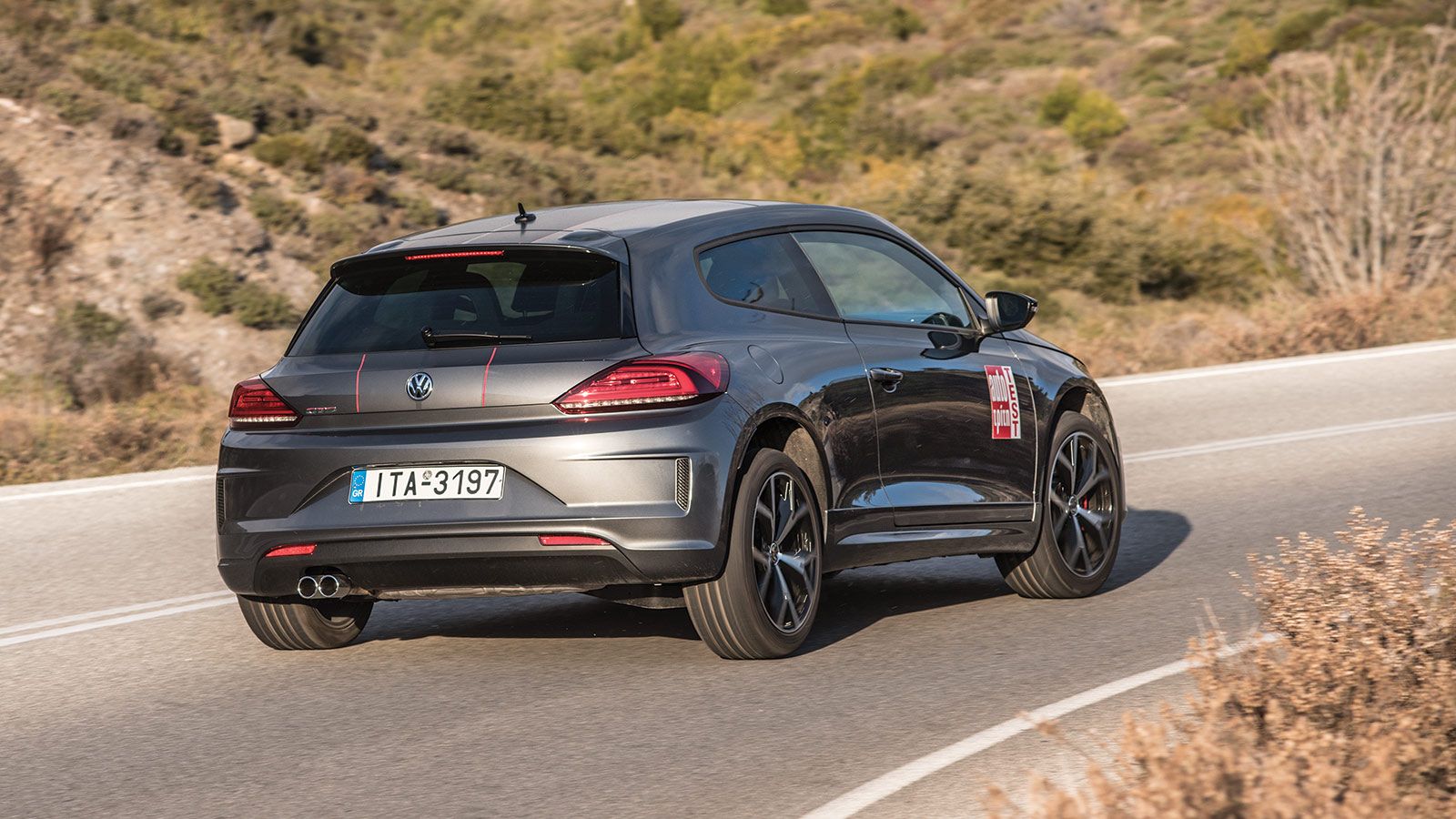 Γρήγορο και αποτελεσματικό ως γνήσιο GT είναι το Scirocco GTS στο δρόμο με την οδηγική αίσθηση ωστόσο να είναι ξεπερασμένη.