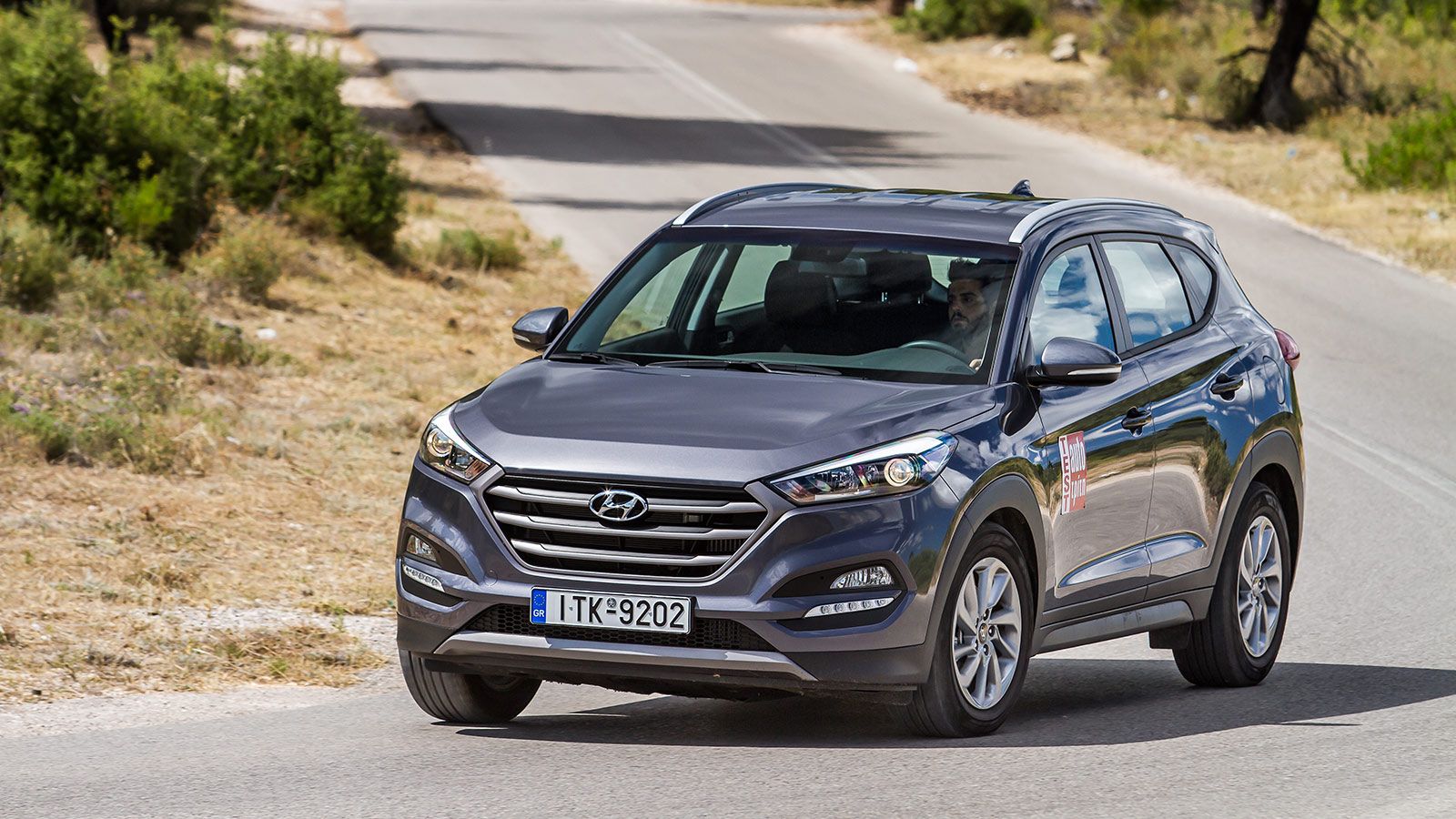 Δοκιμάζουμε την πετρελαιοκίνητη έκδοση του νέου Hyundai Tucson με αυτόματο κιβώτιο 7 σχέσεων. Πως τα καταφέρνει εντός και εκτός δρόμου; Πόσο καίει και