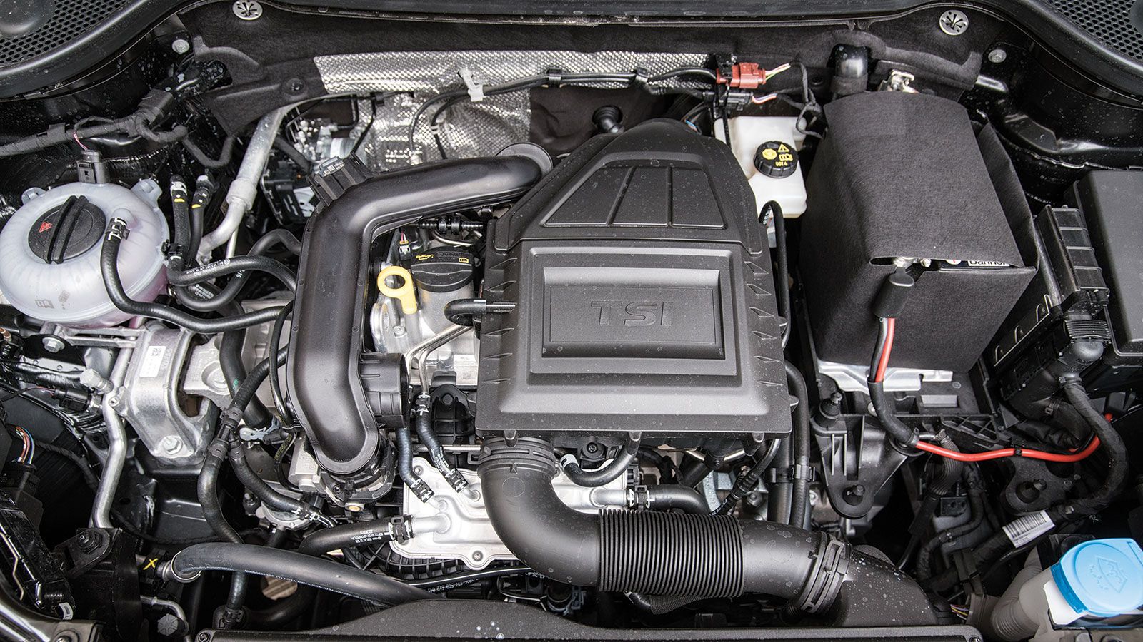 Ο θαυματουργός 3κύλινδρος 1,0 TSI του SEAT Ateca είναι μοναδικός στην κατηγορία των μικρομεσαίων crossover και κινεί με απόλυτη αξιοπρέπεια το ισπανικ