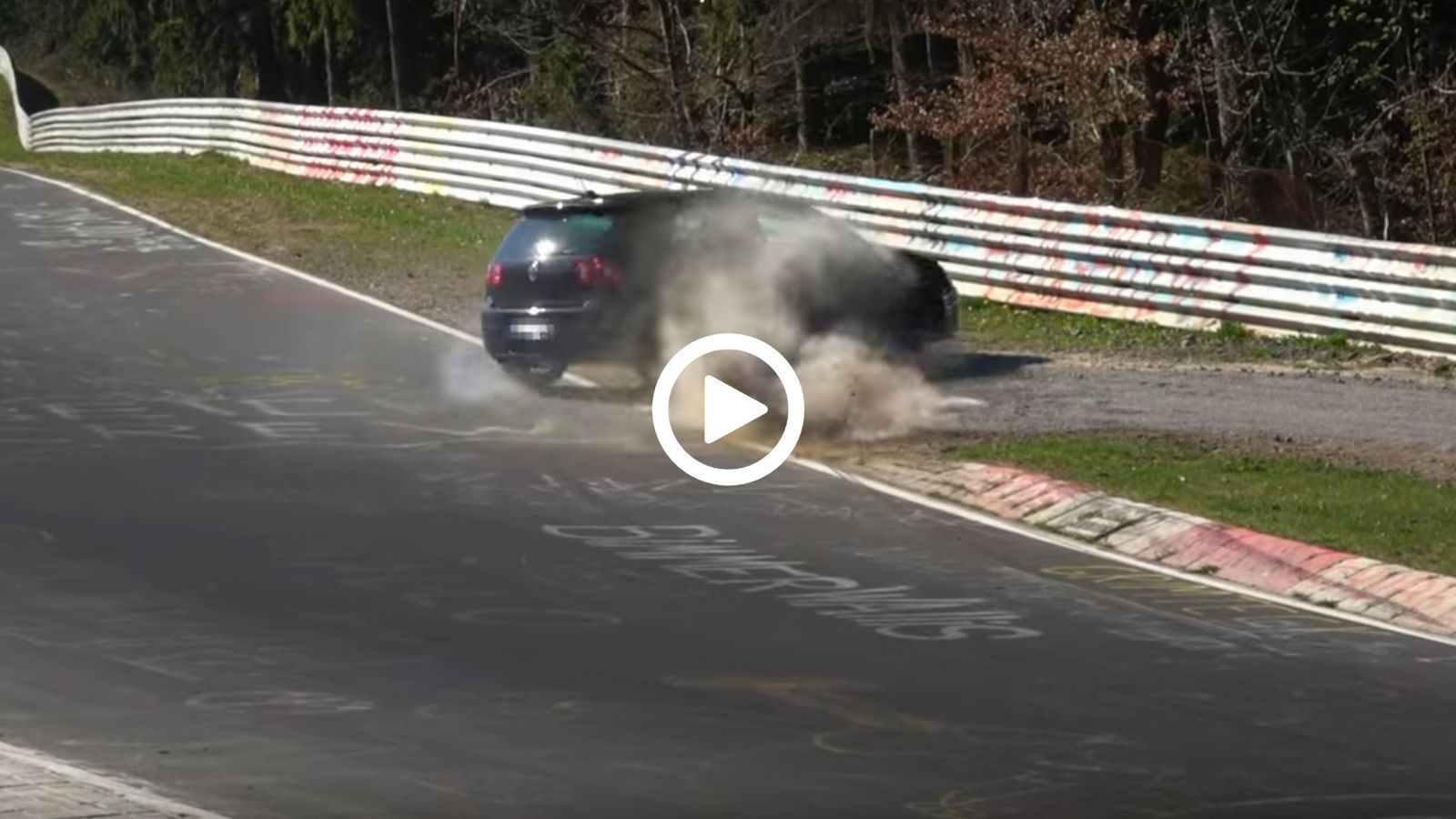 Το Nurburgring φροντίζει να επιβεβαιώνει συνεχώς το χαρακτηρισμό του ως Πράσινη Κόλαση μέσα από ατυχήματα όπως αυτό.