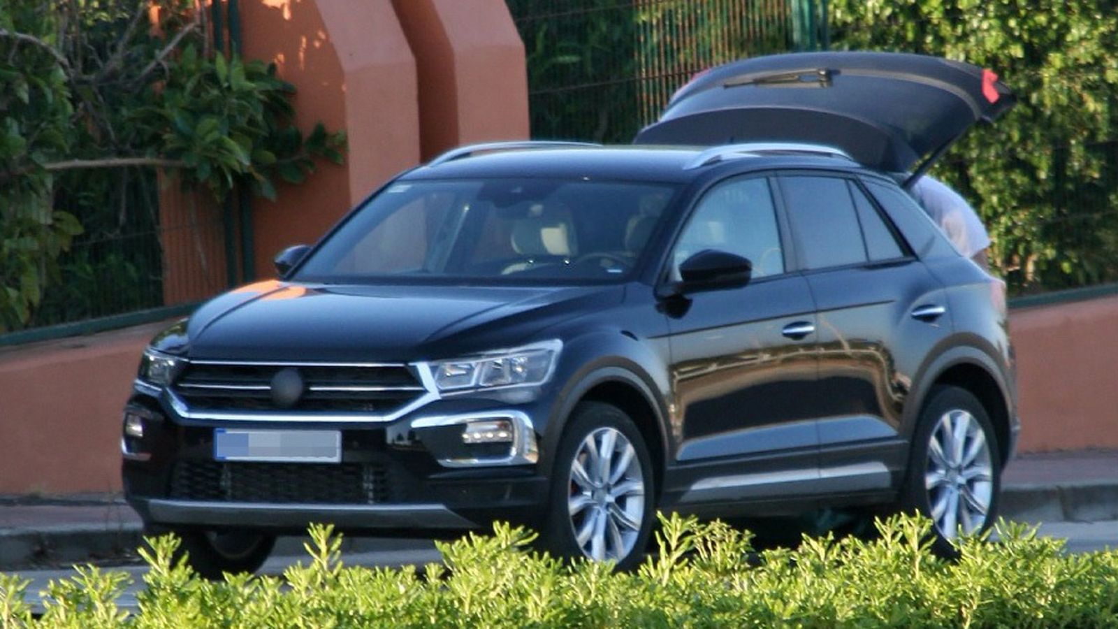 Το νέο VW T-Roc (κατασκοπευτική εικόνα) θα είναι το πρώτο μοντέλο της φίρμας με ήπιο υβριδικό σύστημα, το οποίο αποτελείται από ηλεκτρικό κύκλωμα 48 v