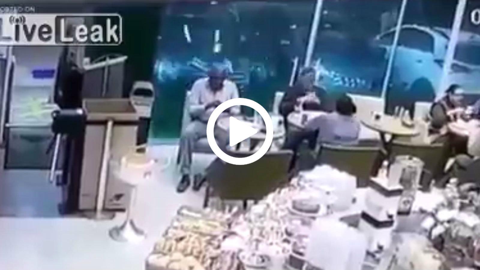 Αμάξι μπουκάρει σε μαγαζί