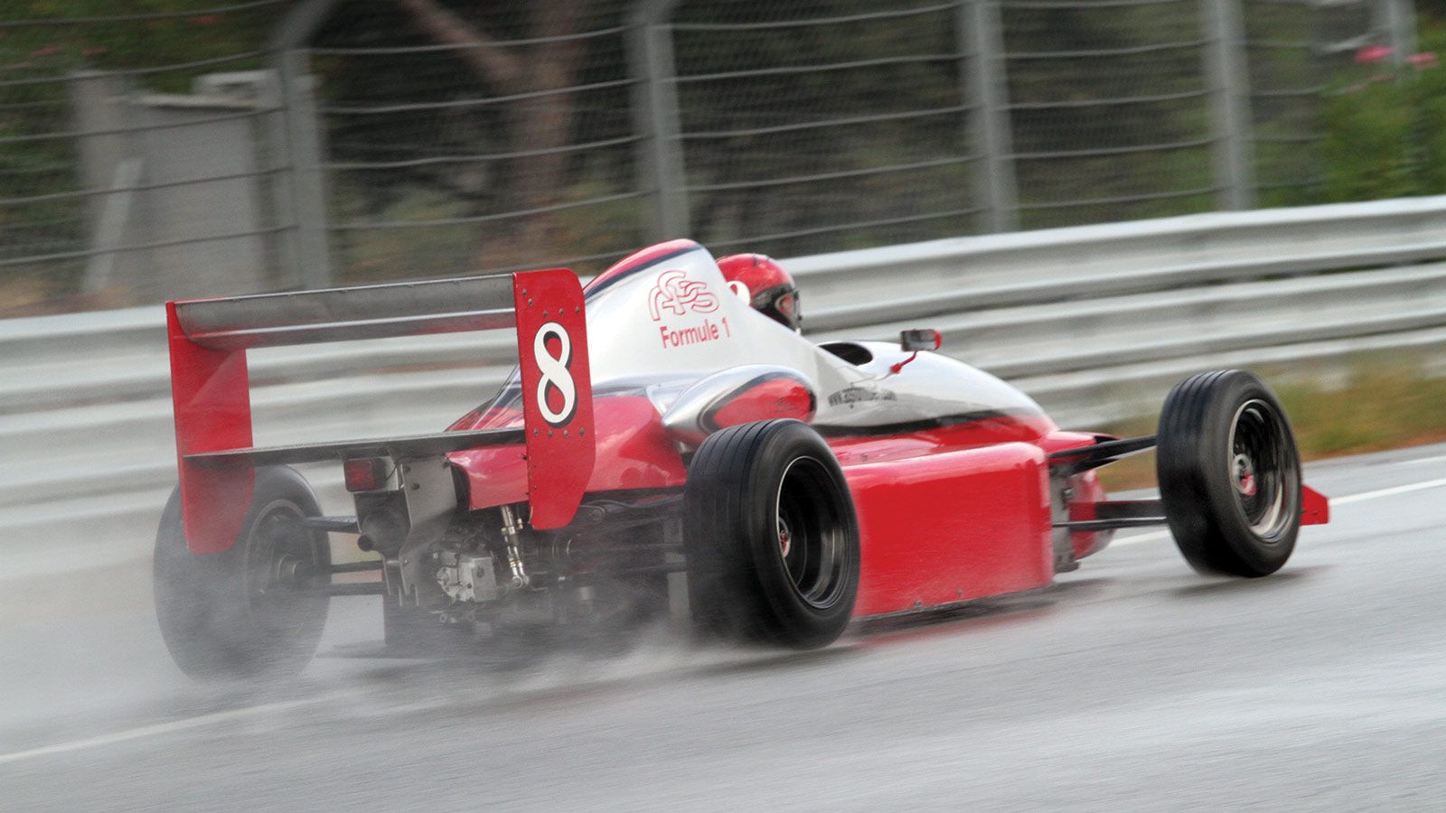 Οδηγήσαμε μονοθέσιο της Formula 1 σε σεμινάριο οδήγησης και σας μεταφέρουμε τις εμπειρίες μας.
