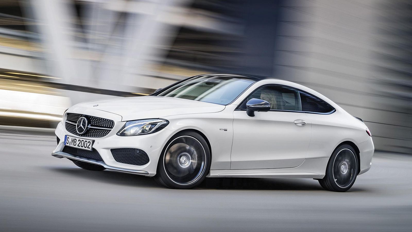 Η Mercedes-Benz AMG C43 4 Matic χρησιμοποιεί το 9G-Tronic με διαφοροποιημένο ωστόσο λογισμικό για αμεσότερες αλλαγές σχέσεων.