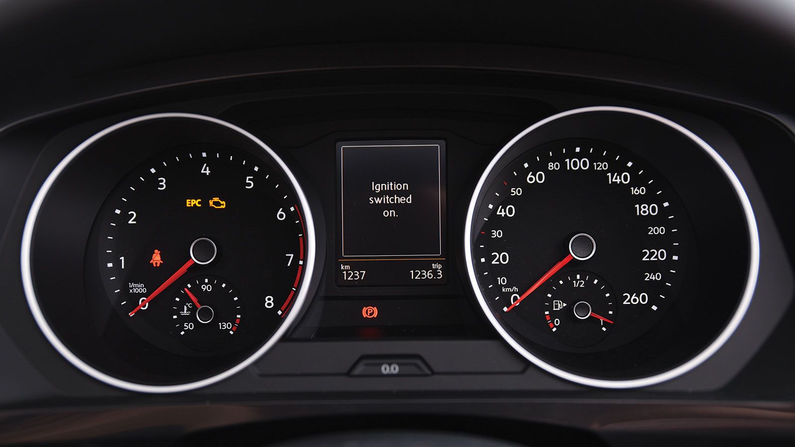 Κάποιες μικρές αλλαγές καθιστούν το Tiguan ελαφρώς πιο νεανικό από το Passat. Σημαντικό προσόν το συρόμενο πίσω κάθισμα, φυσιολογικά όργανα για τη βασ