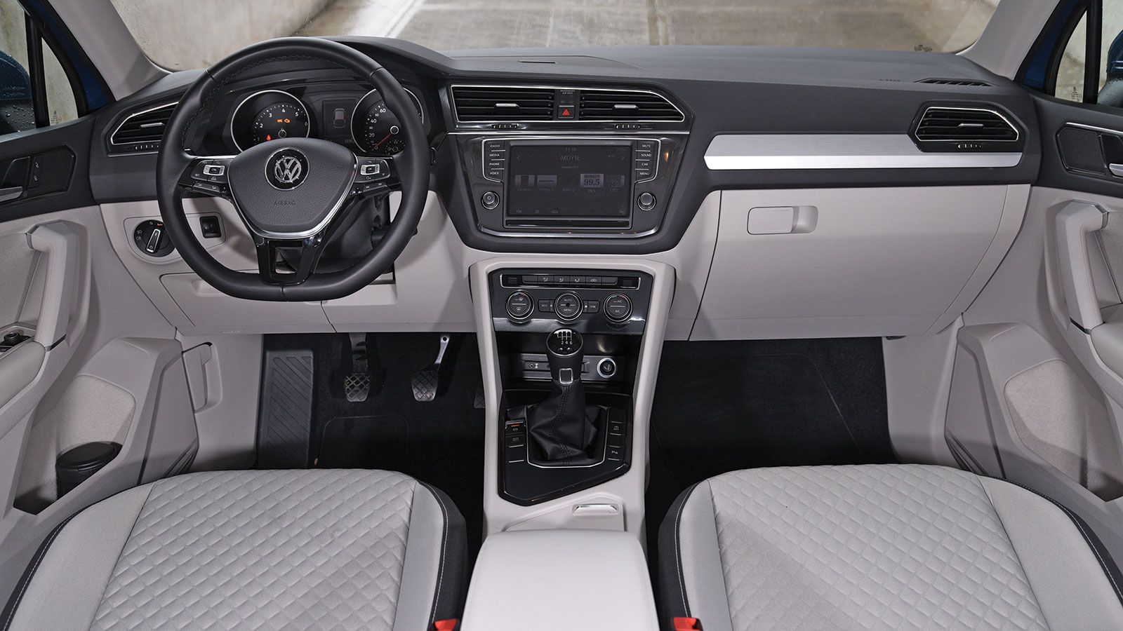 Κάποιες μικρές αλλαγές καθιστούν το Tiguan ελαφρώς πιο νεανικό από το Passat. Σημαντικό προσόν το συρόμενο πίσω κάθισμα, φυσιολογικά όργανα για τη βασ