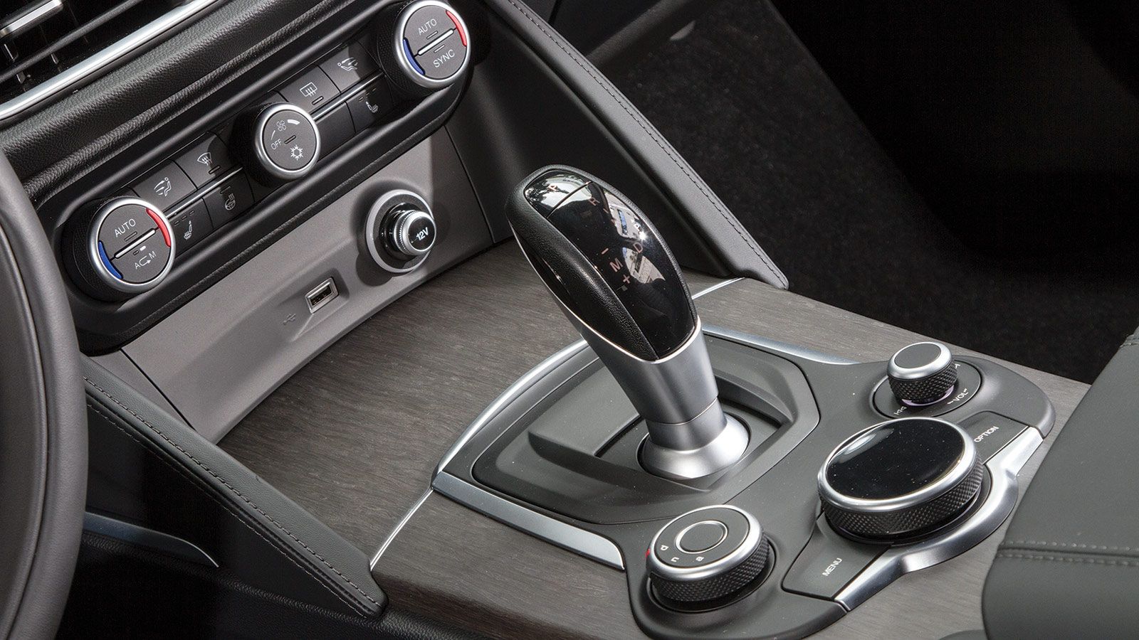 Ο diesel των 2,2 λίτρων κινητήρας της Stelvio στην 4κίνητη έκδοση αποδίδει 210 ίππους και είναι σε θέση να κινήσει σβέλτα το βαρύ της αμάξωμα. Επιπλέο