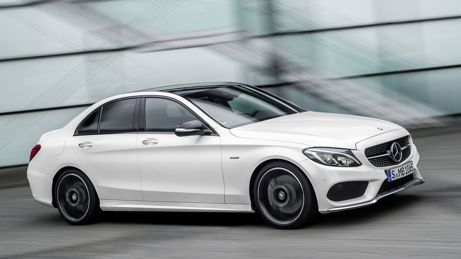 Το μεταβλητό σύστημα υποβοήθησης της Mercedes-Benz C450 AMG είναι αμιγώς ηλεκτρικό.