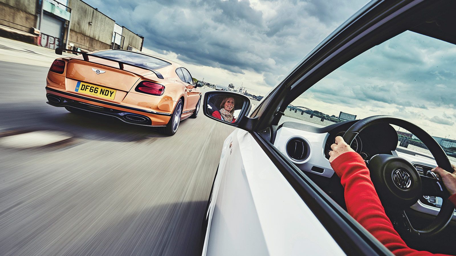 Διακριτικότητα; Ευχαριστώ, δε θα πάρω! Η Supersport είναι πραγματικά εξωστρεφής και 
πληθωρική. 
Στον αντίποδα: το μίνι της VW εστιάζει στη χρηστικό