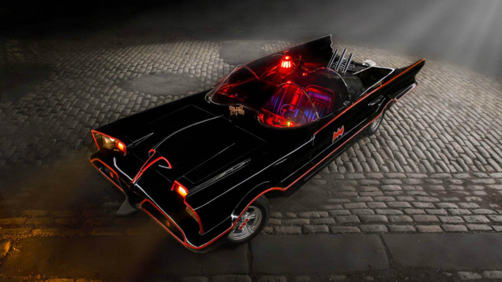 Oυσιαστικά, είναι μια ρέπλικα του αρχικού Batmobile αλλά σε αντίθεση με άλλα, αυτό εδώ είναι πλήρως αναγνωρισμένο.