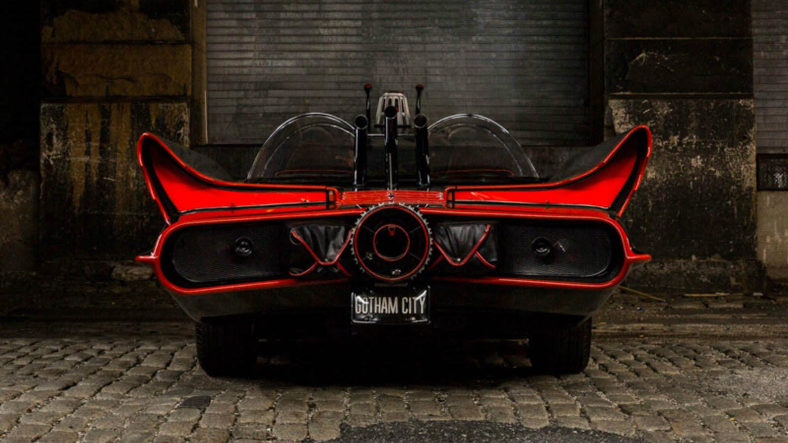 Oυσιαστικά, είναι μια ρέπλικα του αρχικού Batmobile αλλά σε αντίθεση με άλλα, αυτό εδώ είναι πλήρως αναγνωρισμένο.