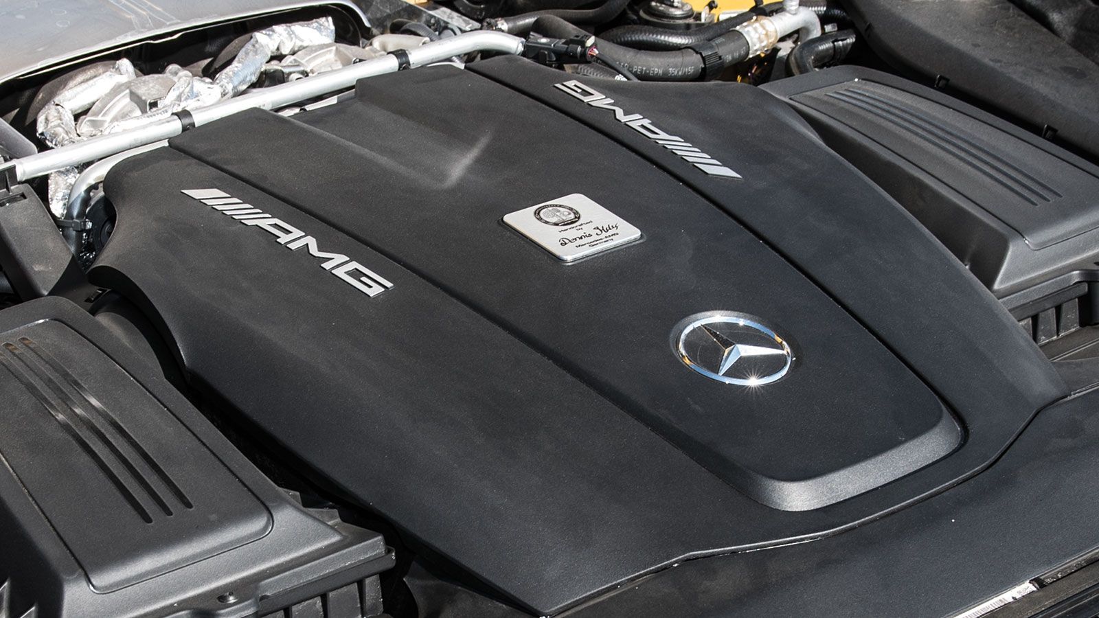 Το 1984 η ΑΜG αποκτά και επισήμως τον τίτλο του κατασκευαστή κινητήρων. Κάθε κινητήρας AMG φέρει πλακέτα με την υπογραφή του ενός και μόνο μηχανικού, 