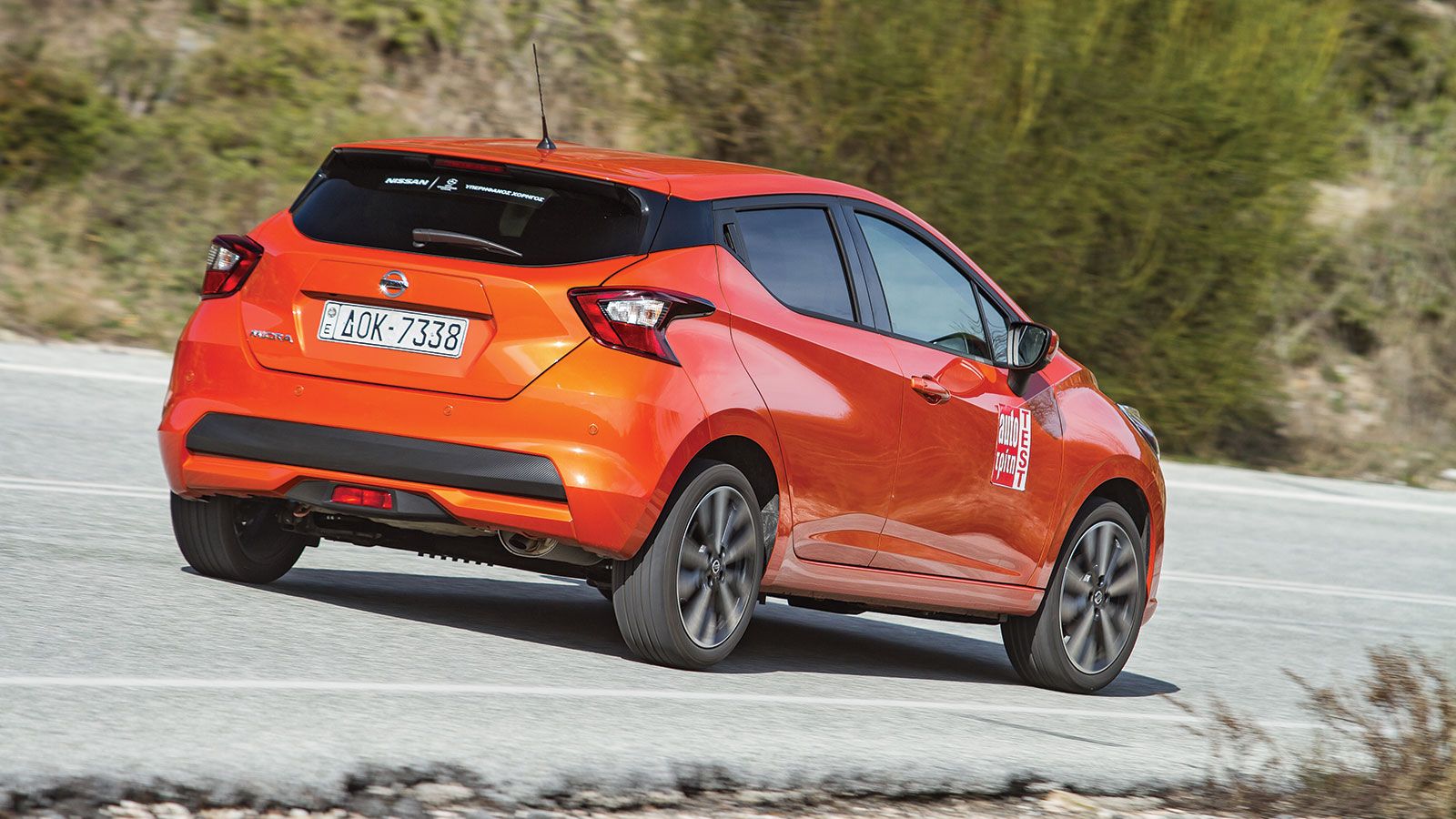 Έντονες ακμές και γωνίες διακρίνουν το Nissan Micra. Το νεύρο στο πλάι και οι κρυμμένες πίσω χειρολαβές δίνουν κουπέ αίσθηση, η μάσκα σε σχήμα V και τ