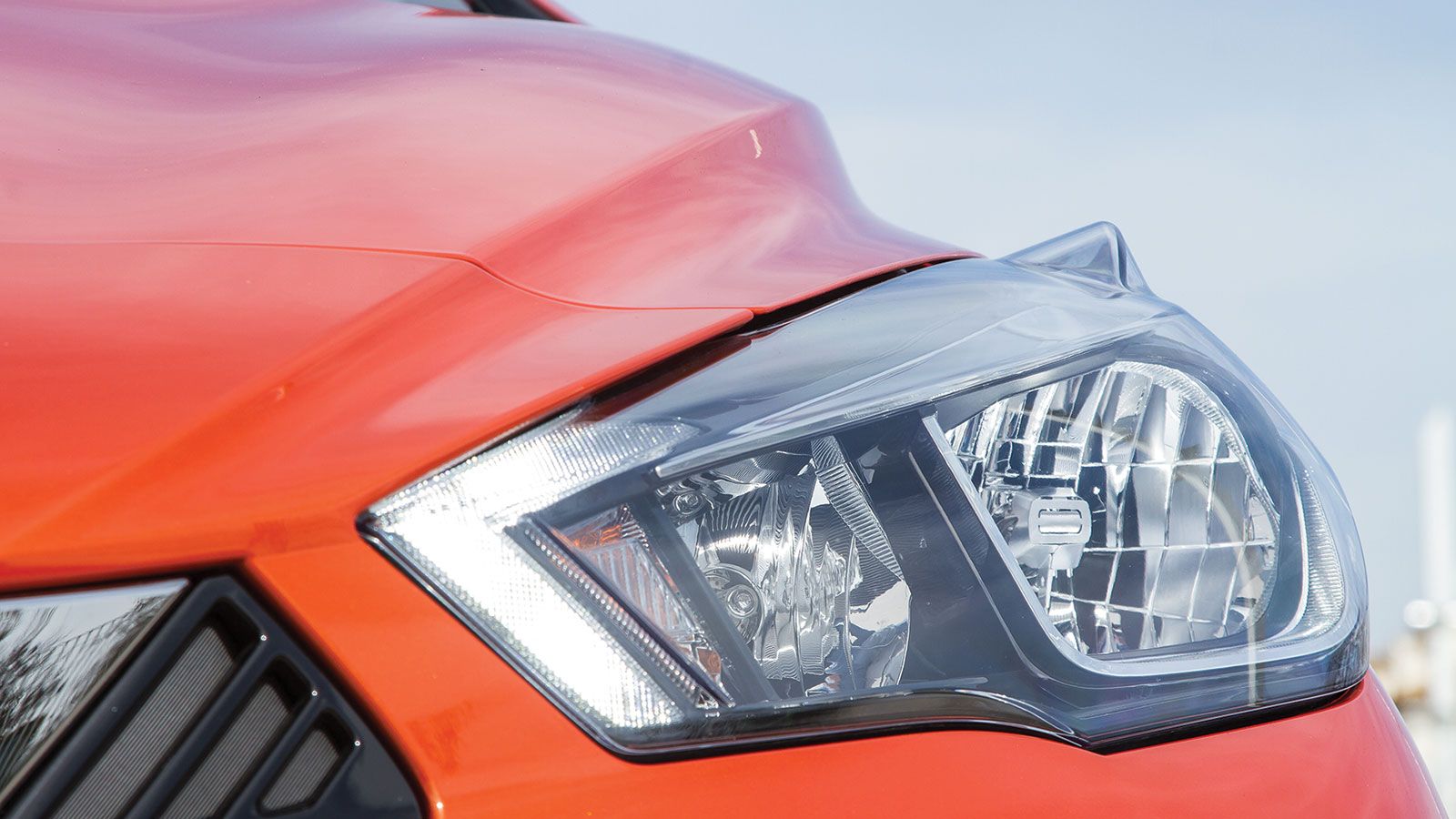Έντονες ακμές και γωνίες διακρίνουν το Nissan Micra. Το νεύρο στο πλάι και οι κρυμμένες πίσω χειρολαβές δίνουν κουπέ αίσθηση, η μάσκα σε σχήμα V και τ