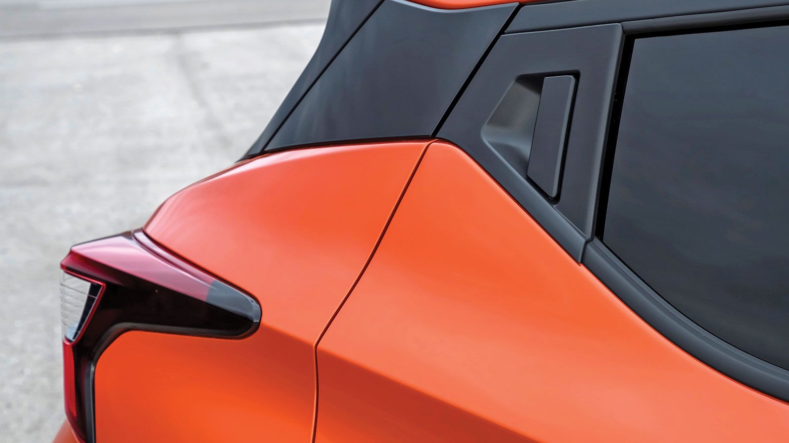 Έντονες ακμές και γωνίες διακρίνουν το Nissan Micra. Το νεύρο στο πλάι και οι κρυμμένες πίσω χειρολαβές δίνουν κουπέ αίσθηση, η μάσκα σε σχήμα V και τ