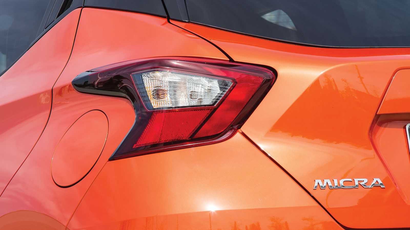 Έντονες ακμές και γωνίες διακρίνουν το Nissan Micra. Το νεύρο στο πλάι και οι κρυμμένες πίσω χειρολαβές δίνουν κουπέ αίσθηση, η μάσκα σε σχήμα V και τ